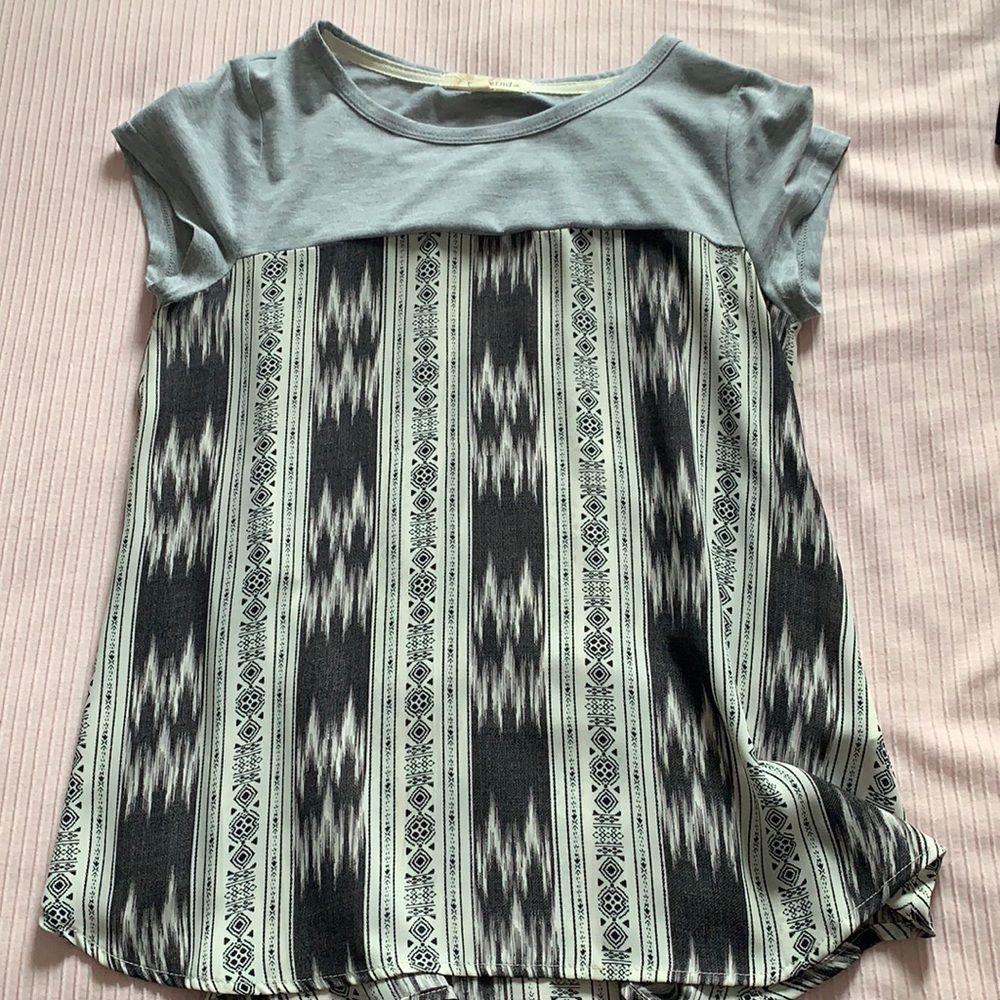 Gray Kohl’s short sleeve flowy tee